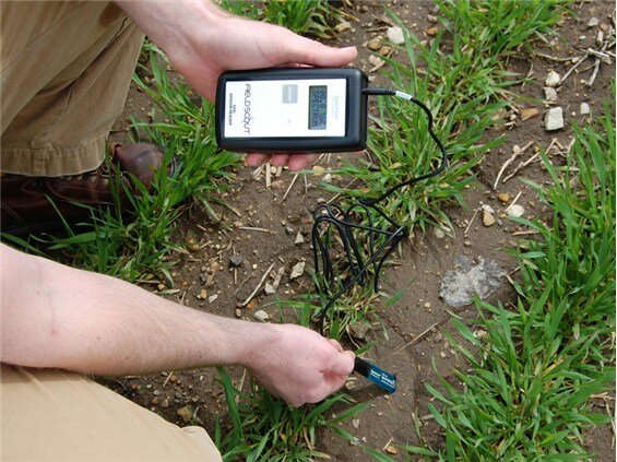 Bodemvochtsensor met Hand Reader gebruikt in vollegrond